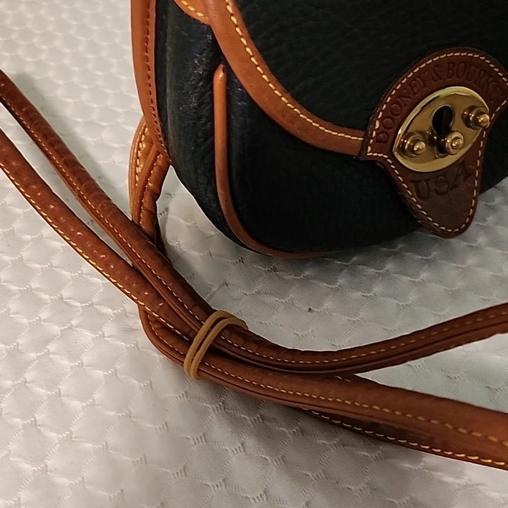 Vintage Mini-Dooney & Bourke Crossbody Purse 6" W X 4 1/2" H (32) - Picture 3 of 12